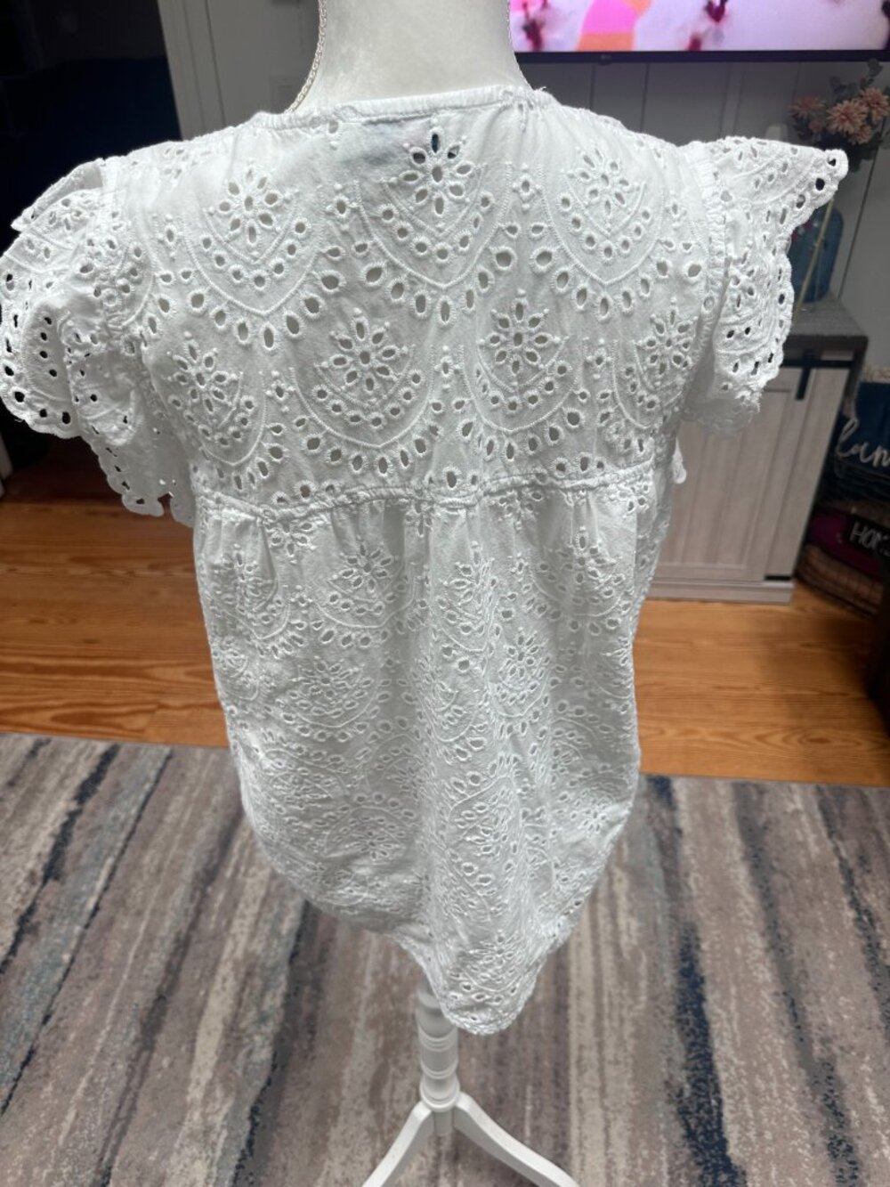 Vineyard Vines white flutter sleeve eyelet top size XL. - Picture 2 of 6
